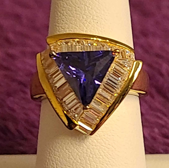 Extremely RARE Tanzanite 5.72ctw 18k Yellow Gold Over...